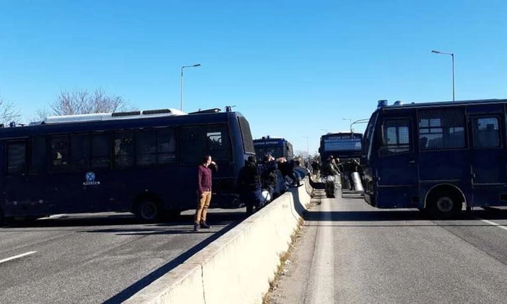 Ανάβουν τα αίματα στη Λάρισα: "Μπλόκο" των ΜΑΤ στους αγρότες